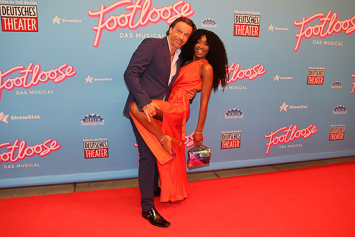 Content Creatorin Lilian Litehiser mit Mann bei der Premiere am 06.03.2024 im Deutschen Theater: "Footloose - the musical" - Die Kult-Show - (©Foto: Martin Schmitz)